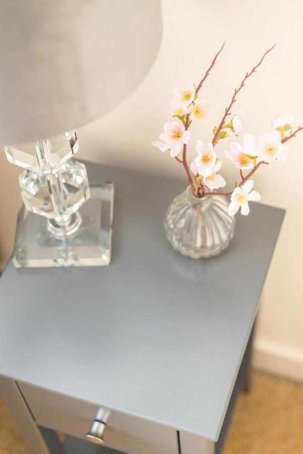 Elegant 2 Bedroom City Centre Apartment - Free Parking - Private Balcony EDI Exterior foto