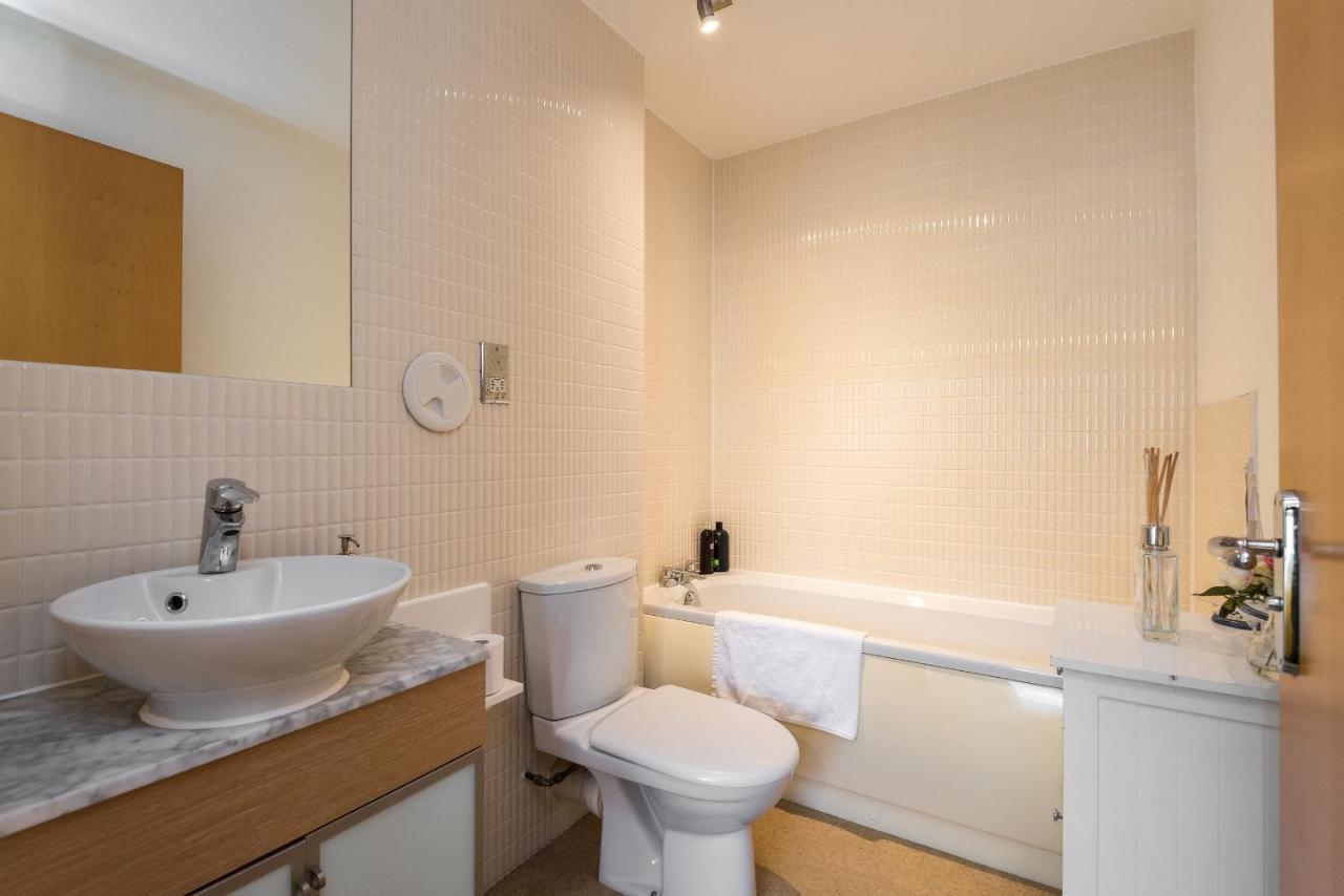 Elegant 2 Bedroom City Centre Apartment - Free Parking - Private Balcony EDI Exterior foto